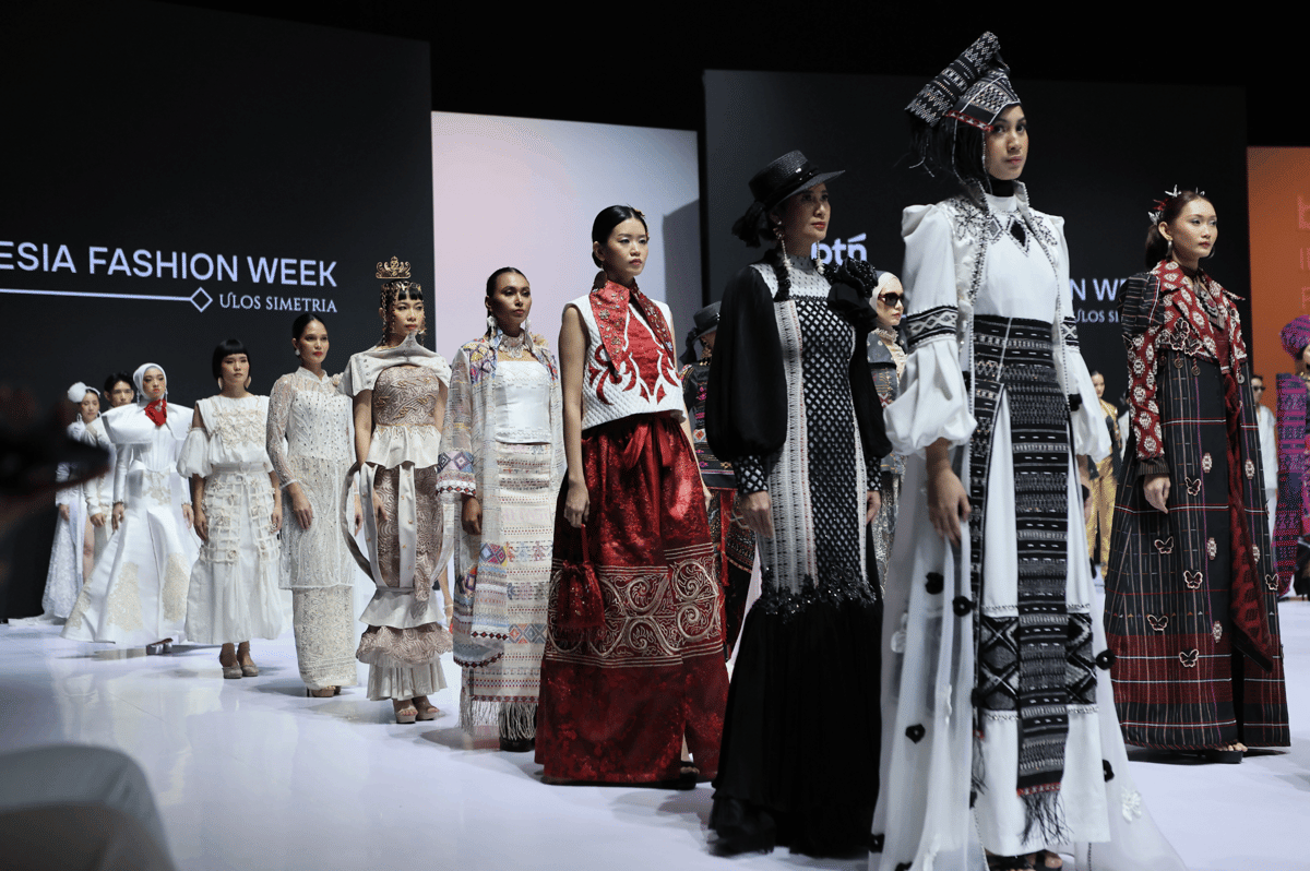 IFW 2026 Hadirkan Ulos Sumatra dalam Panggung Runaway, Warisan Budaya Tanah Air!