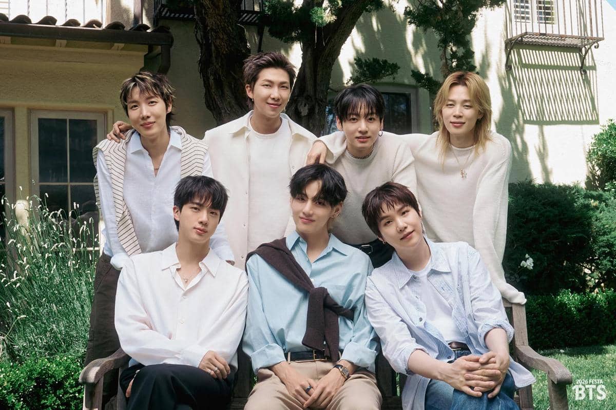 Potret BTS yang diunggah melalui akun Instagram resmi bts.bighitofficial, dengan para anggota berpose bersama.