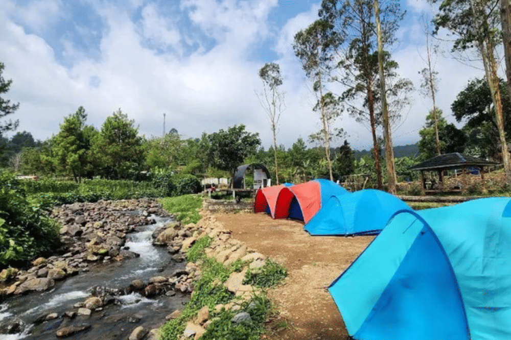 Camping dengan Udara Sejuk yang Menenangkan