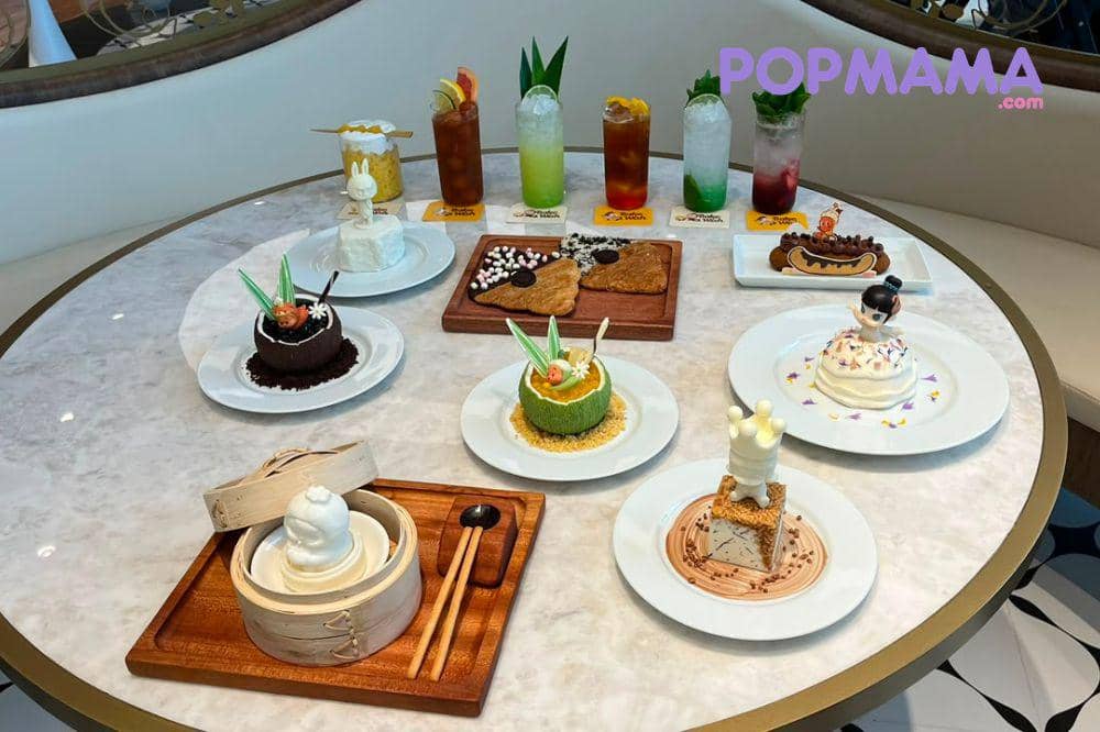 Menikmati dessert bertema karakter POP MART