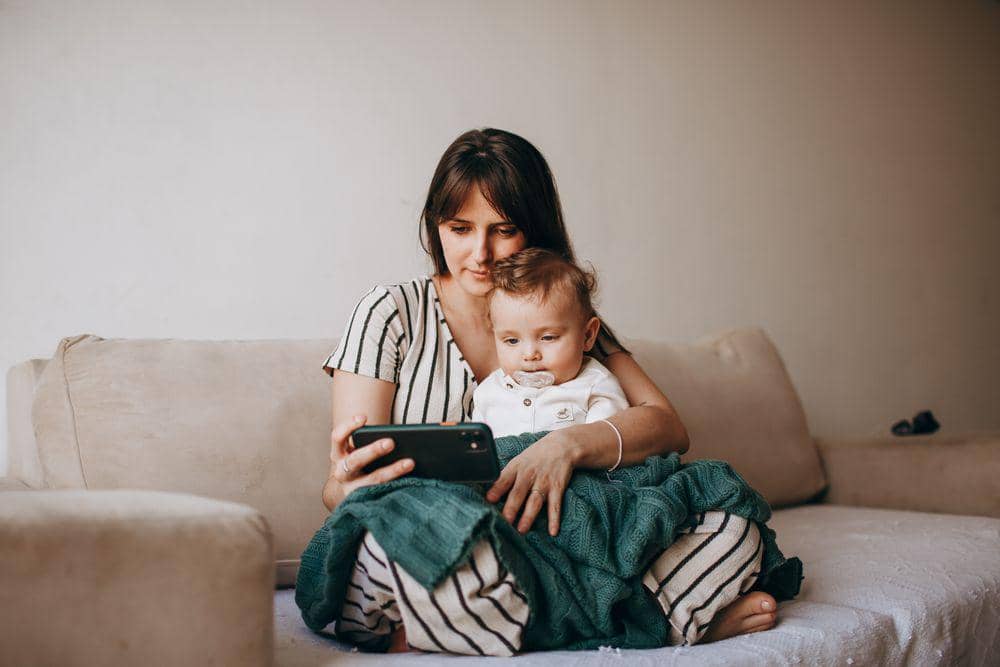 Batasi screen time dan kenali tanda keterlambatan bicara