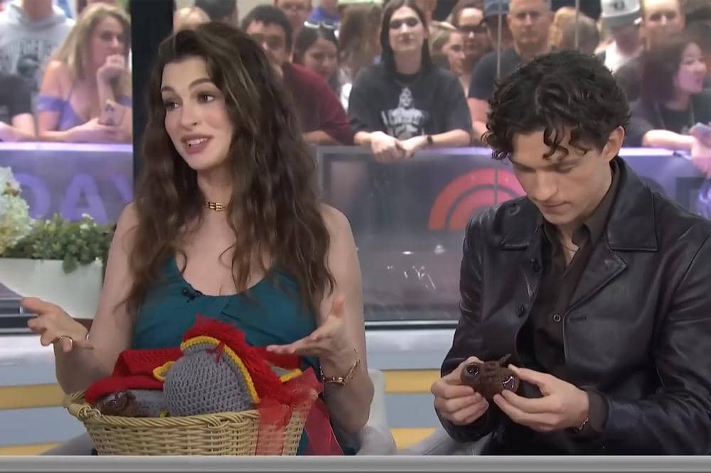 Anne Hathaway Dapat Hadiah untuk Calon Anak Ketiga