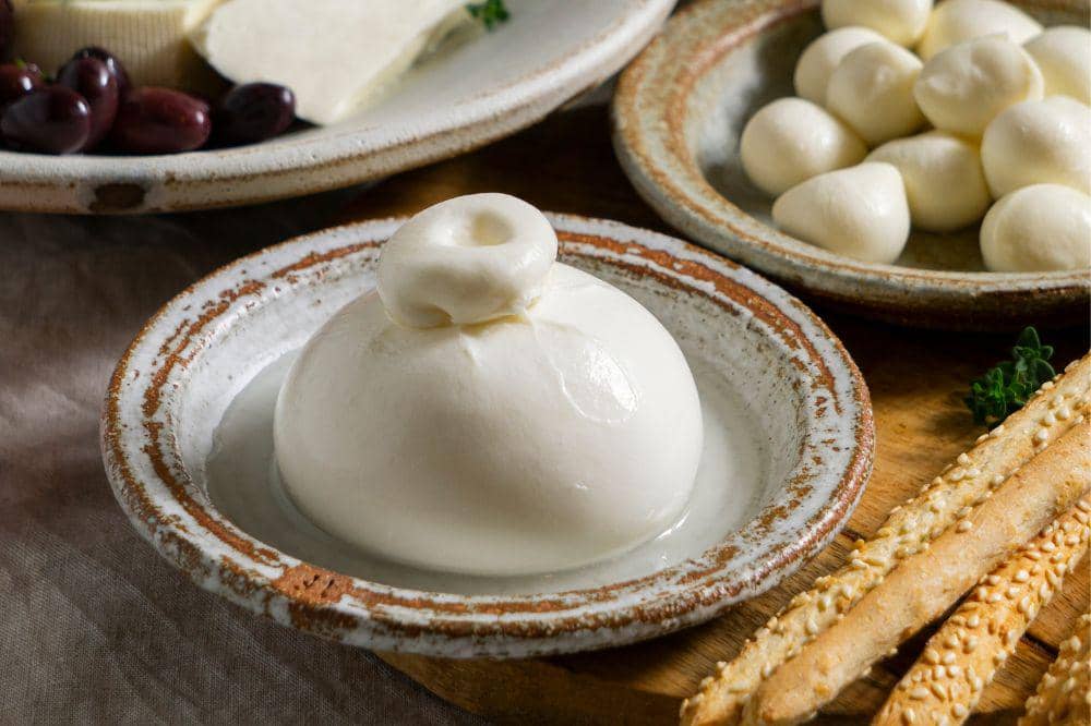 Ibu hamil makan burrata cheese
