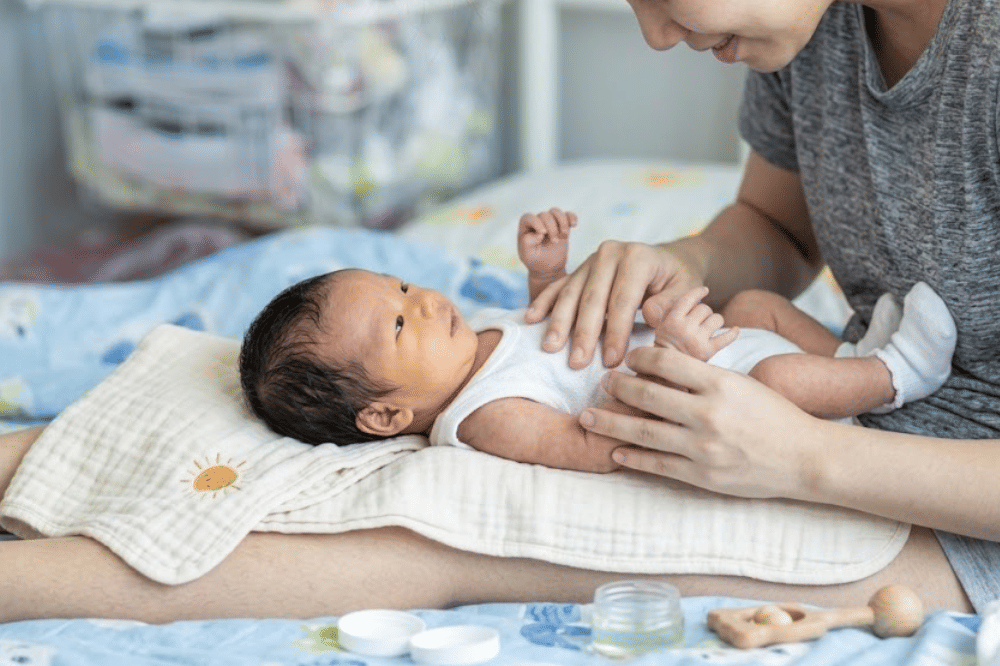 Redakan kembung dengan pijatan lembut jika bayi sulit bersendawa