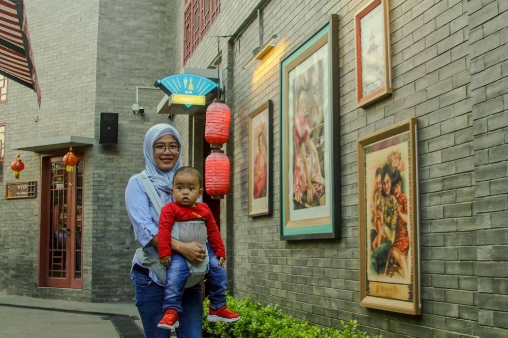 Mama dan anak sedang travelling bersama