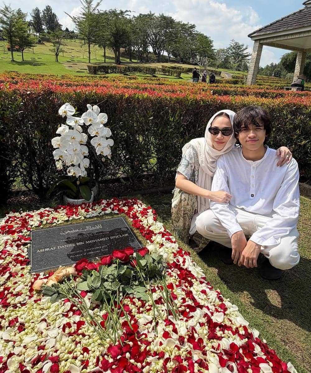Rutin berziarah ke makam Ashraf Sinclair
