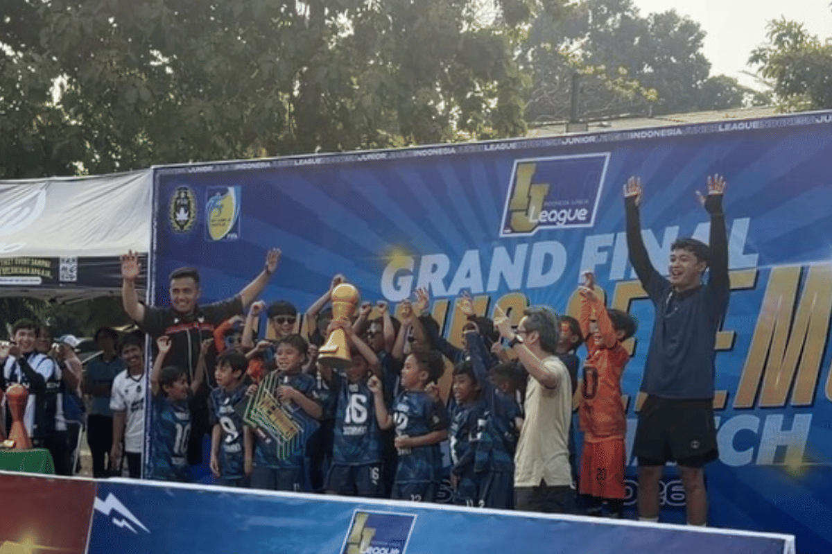 Xabiru dan tim sepak bolanya berhasil meraih juara 1 pada turnamen