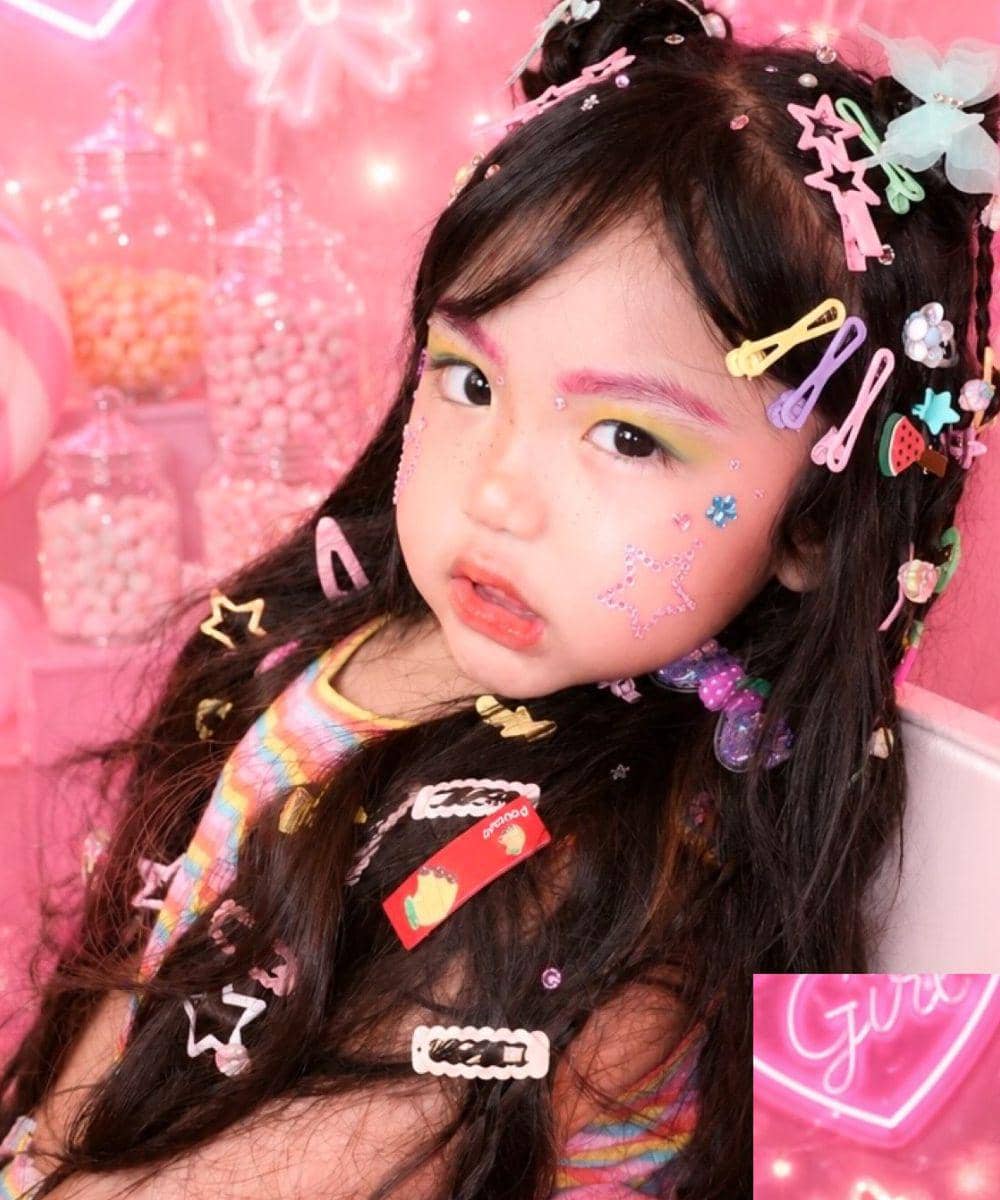 Xarena tampil dengan makeup mata warna-warni