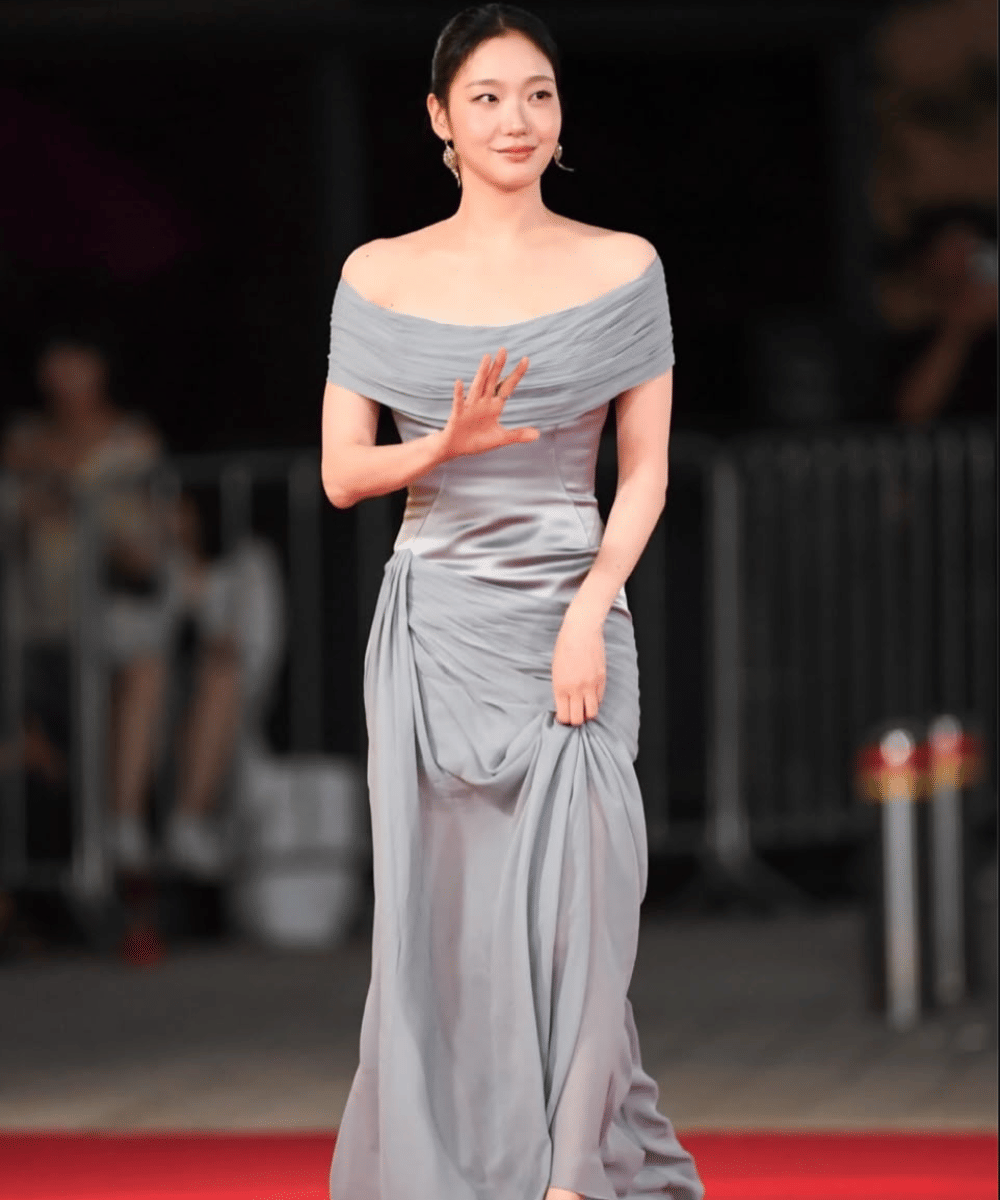 Memukau dalam balutan gaun off-shoulder bernuansa pastel lembut