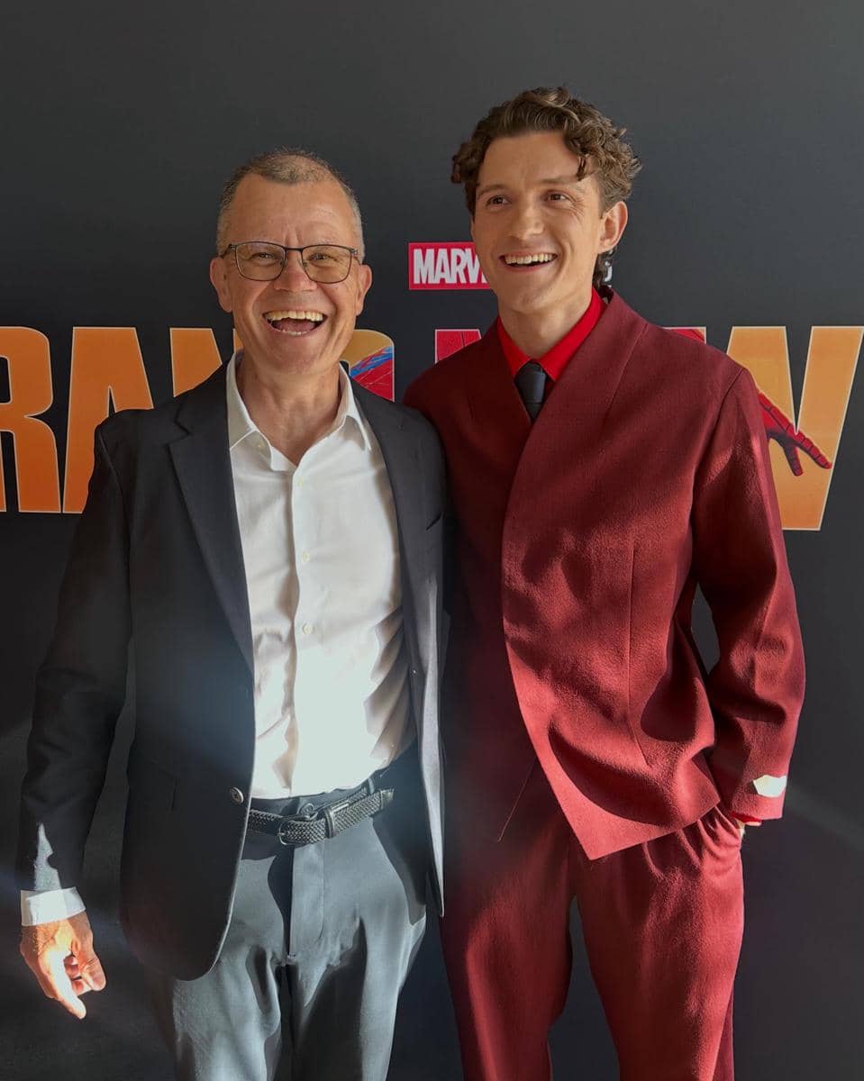 Dominic Holland pernah menulis buku tentang perjalanan Tom