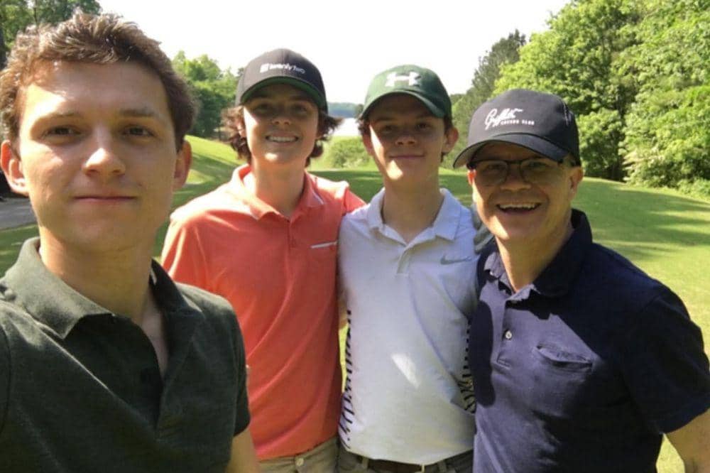 Tom Holland merupakan anak pertama dari empat bersaudara