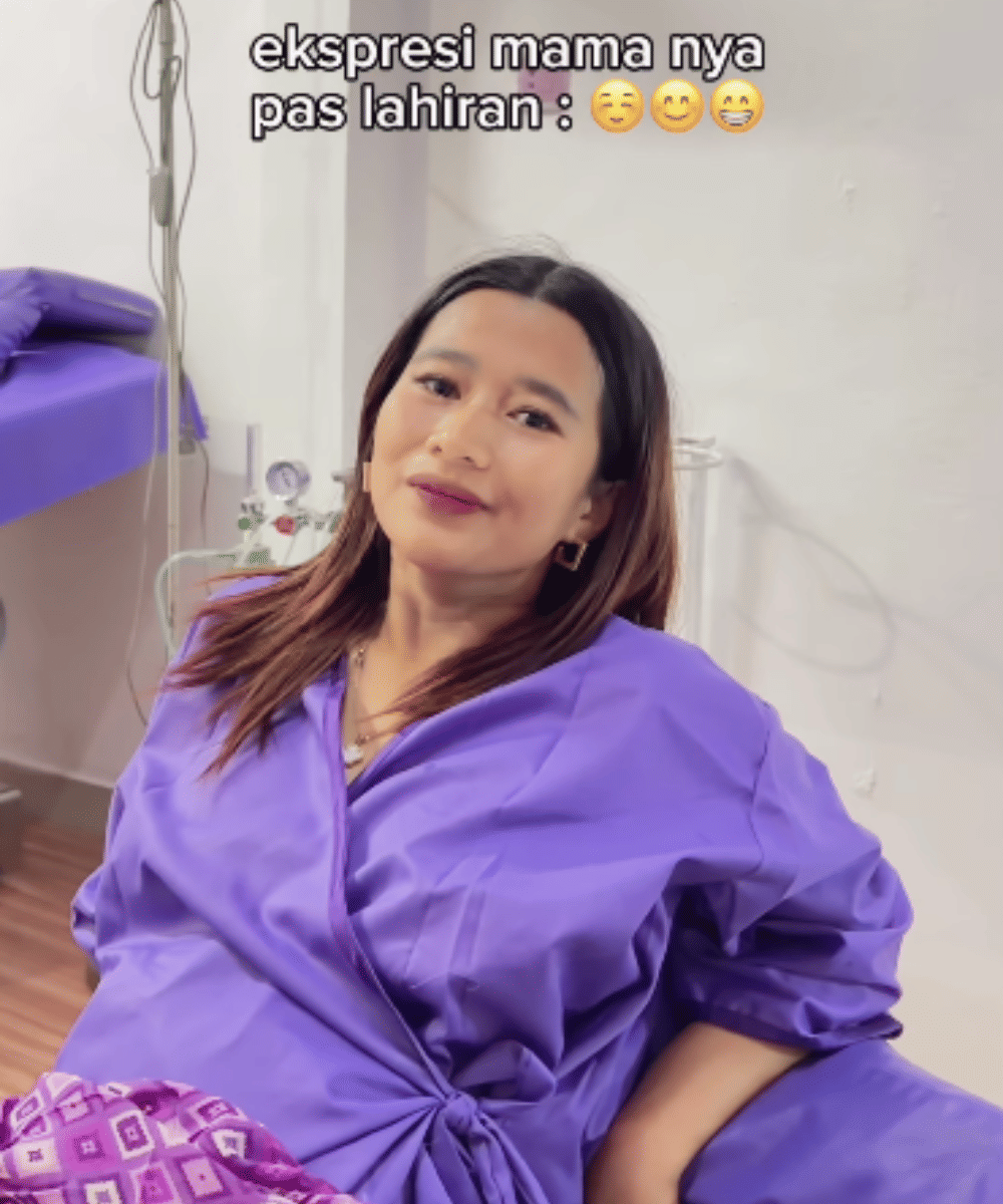 Kontras ekspresi sang istri yang tampak sangat santai dan tenang