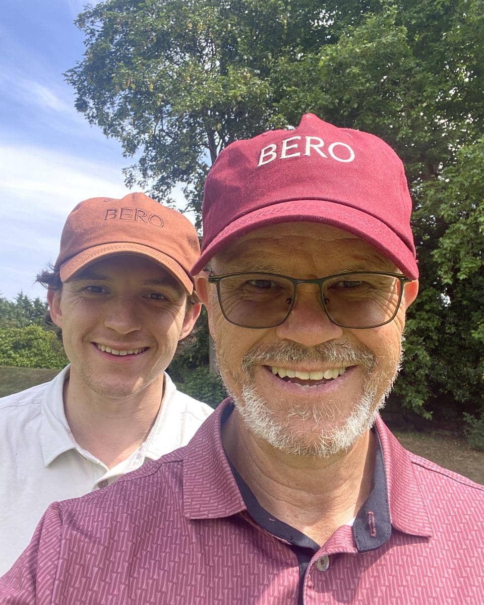 Papa Tom Holland merupakan komedian dan penulis
