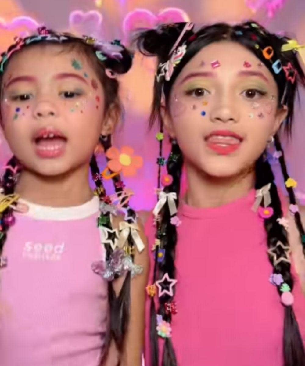 Kompak dengan outfit pink dan aksesori menggemaskan