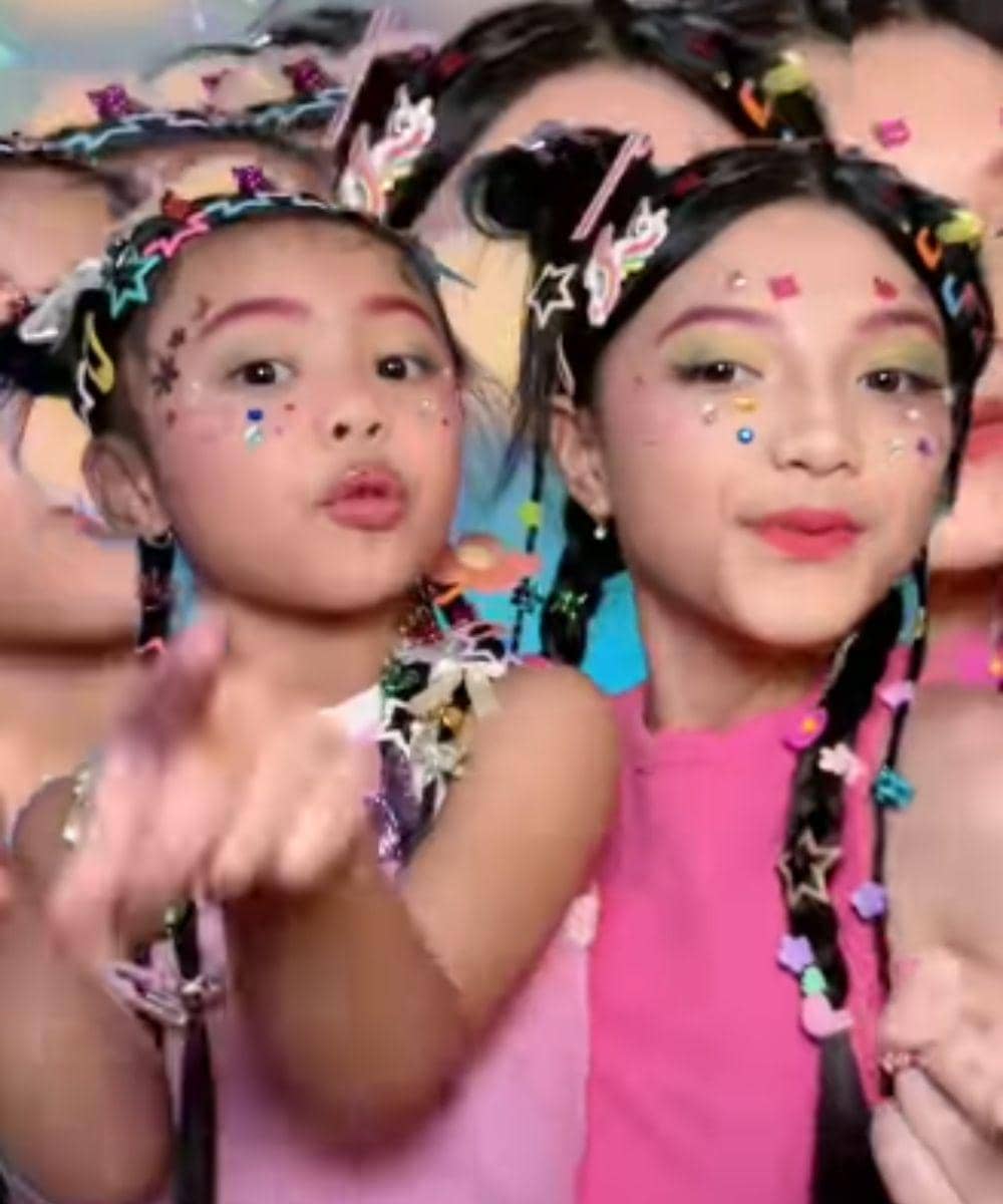 Tidak hanya outfit, nuansa pink juga di makeup alis!