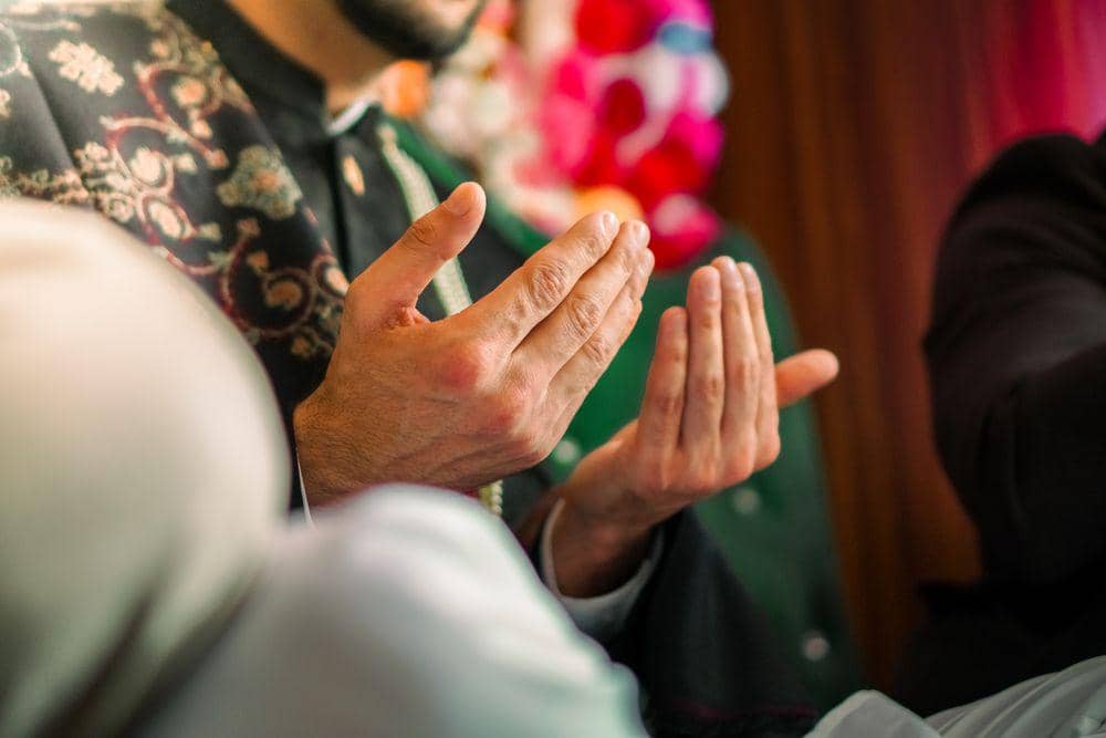 Setelah salat, lanjutkan dengan istighfar dan taubat sungguh-sungguh