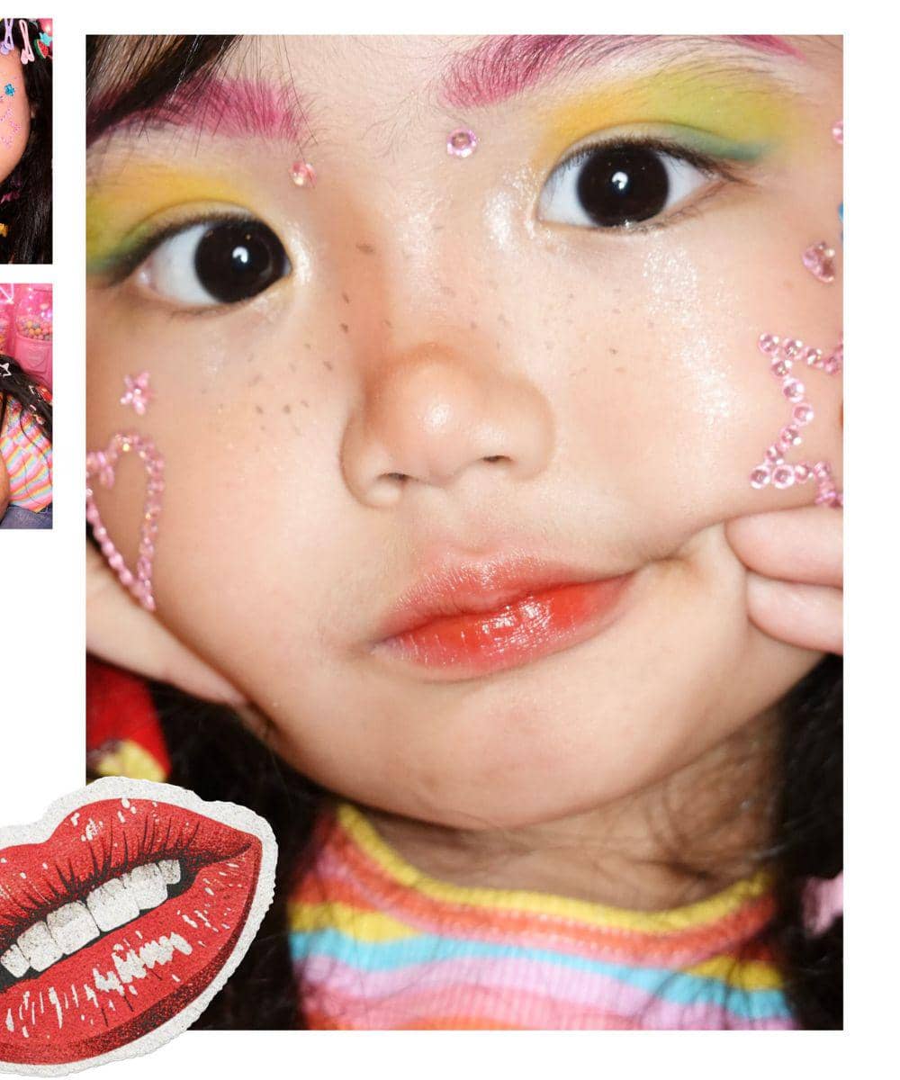 Xarena terlihat seperti sedang bermain makeup
