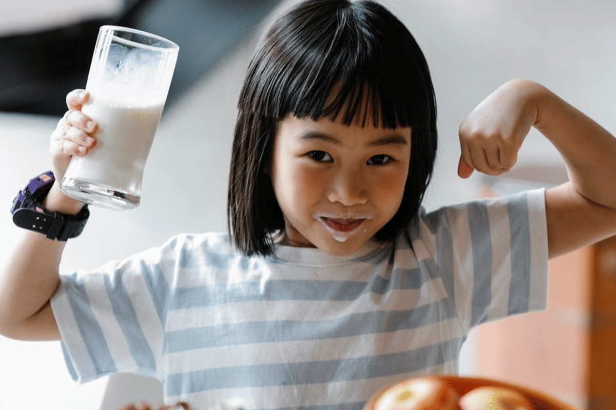 Anak Masih Butuh Susu hingga Usia 18 Tahun, Ini Alasannya
