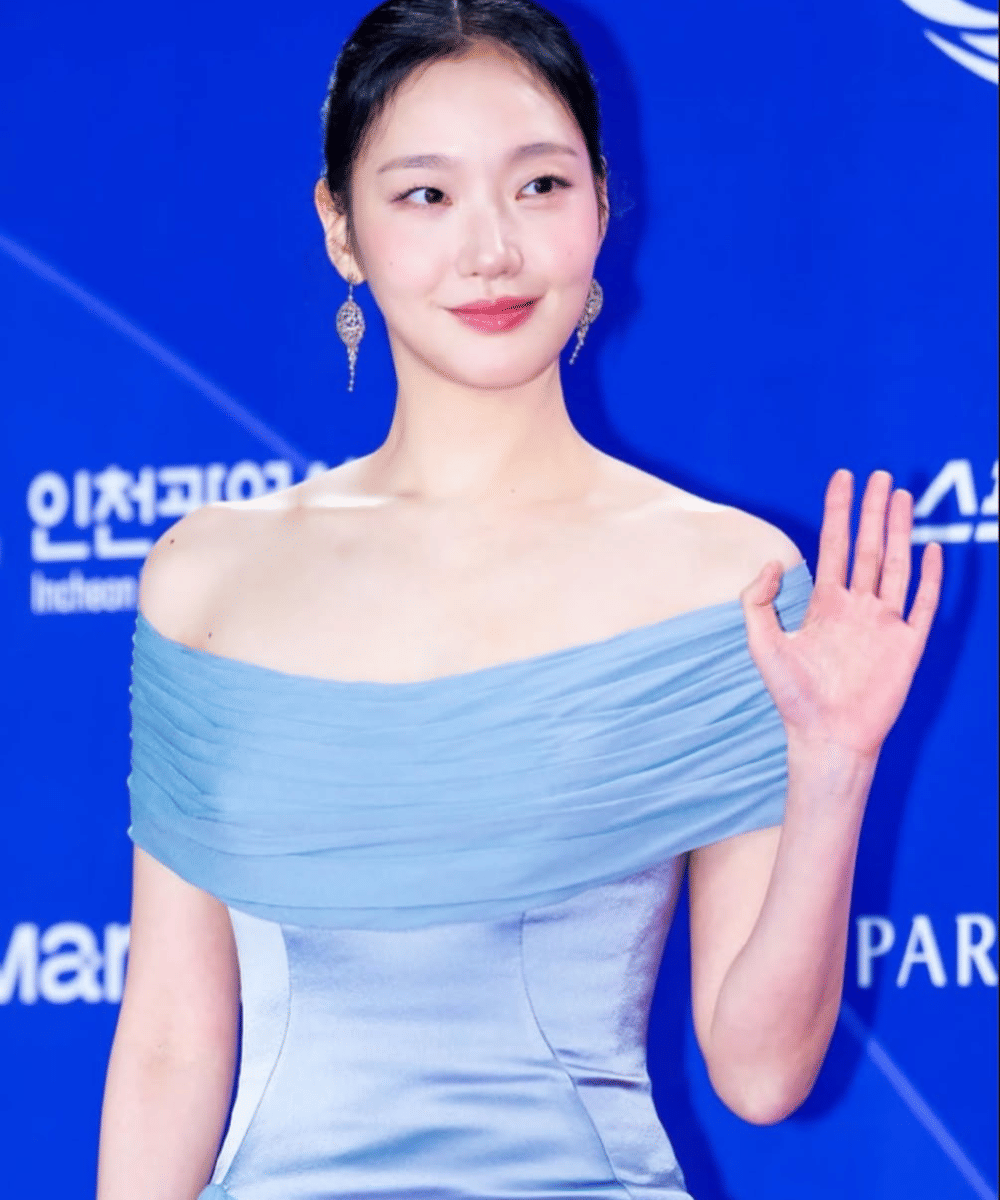 Pemilihan gaya rambut sleek bun yang minimalis dan rapi