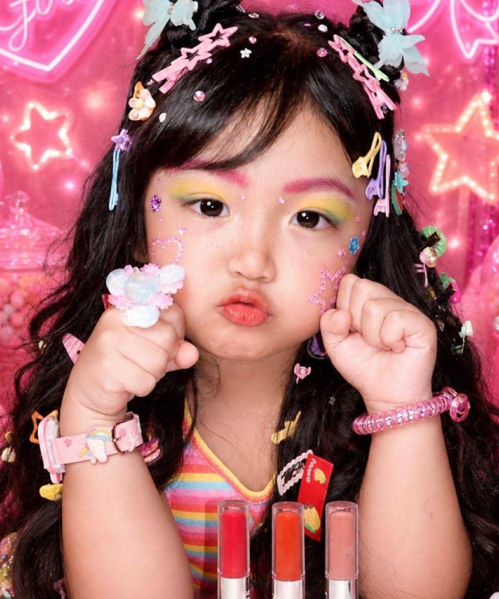 Detail makeup Xarena terlihat penuh warna