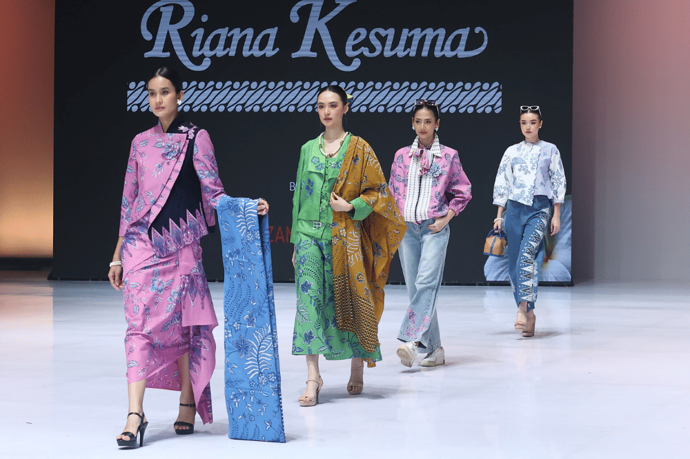 Batik Riana Kesuma: kembang sepatu dan nuansa modern