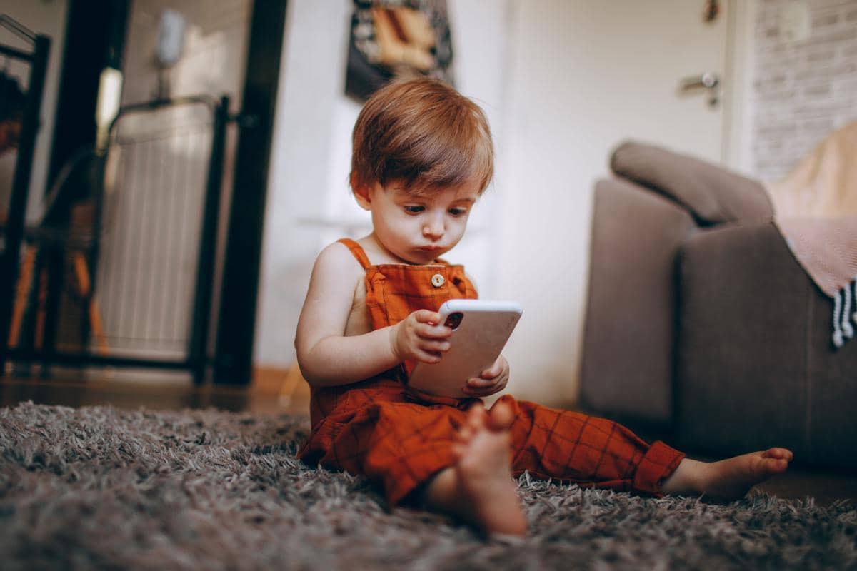 Penyebab sleep debt salah satunya screen time berlebihan