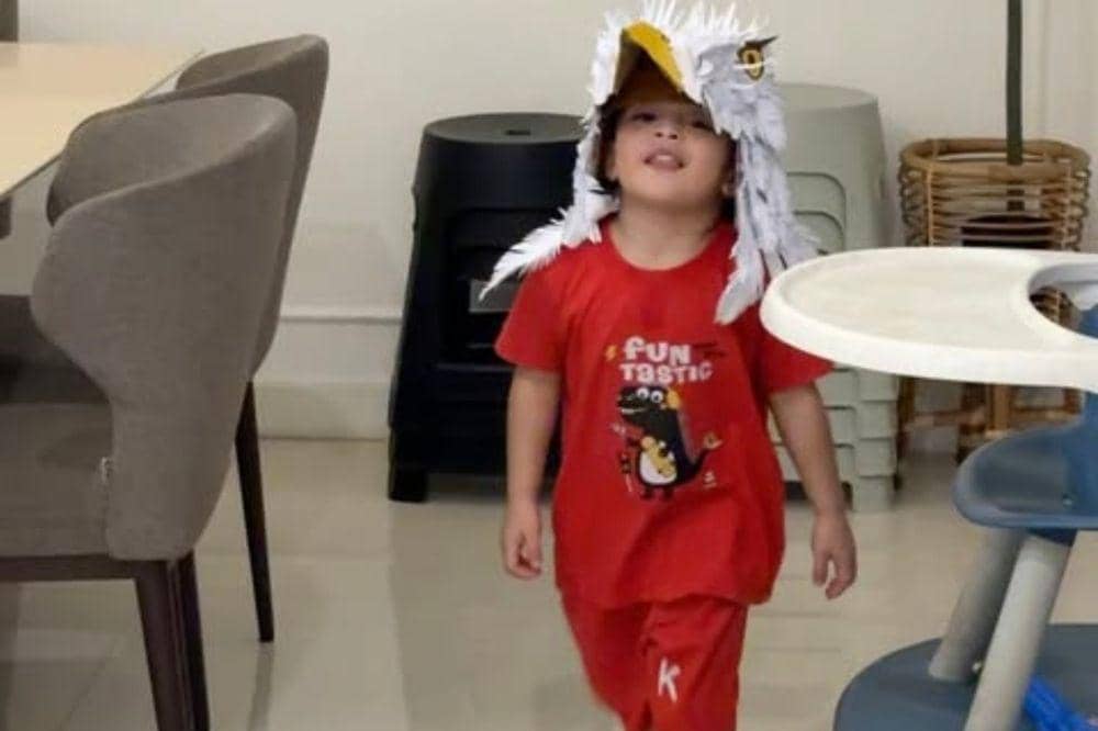 Rey Mbayang bantu membuat tugas anak 5