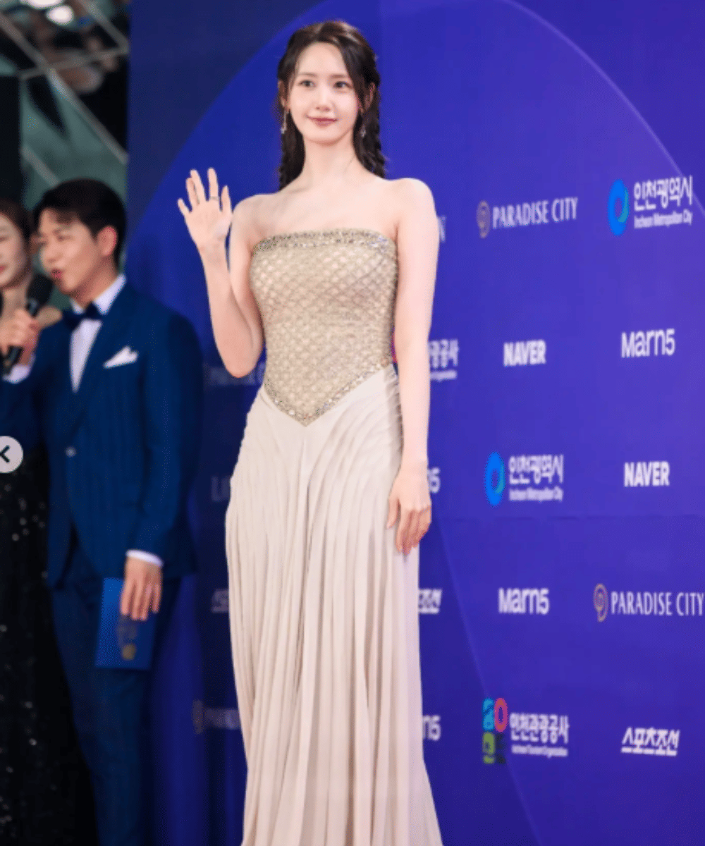 Balutan gaun strapless warna champagne yang memukau