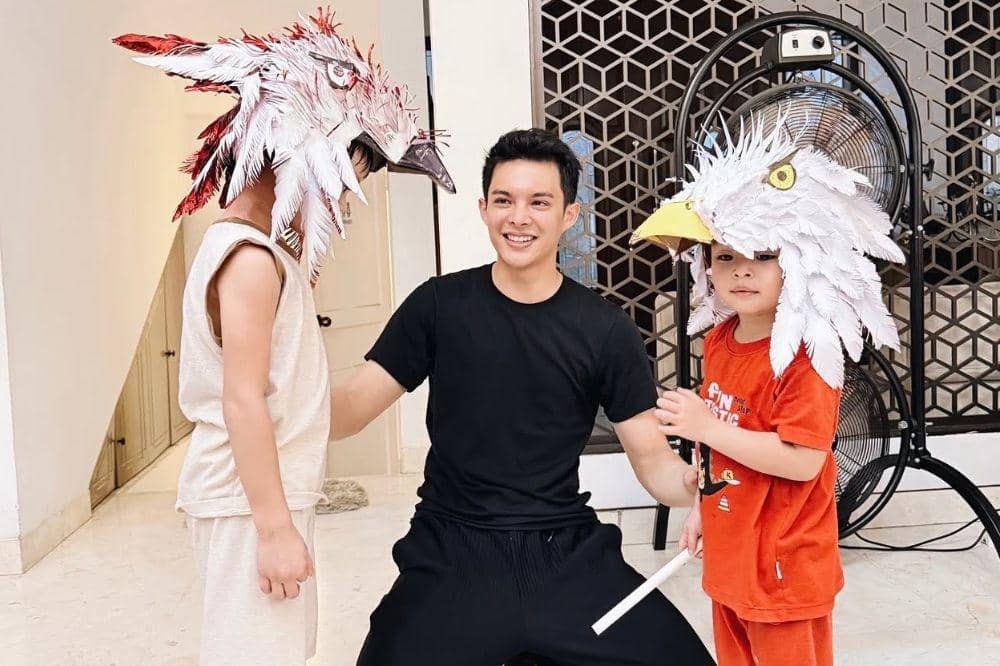 Rey Mbayang bantu membuat tugas anak 1