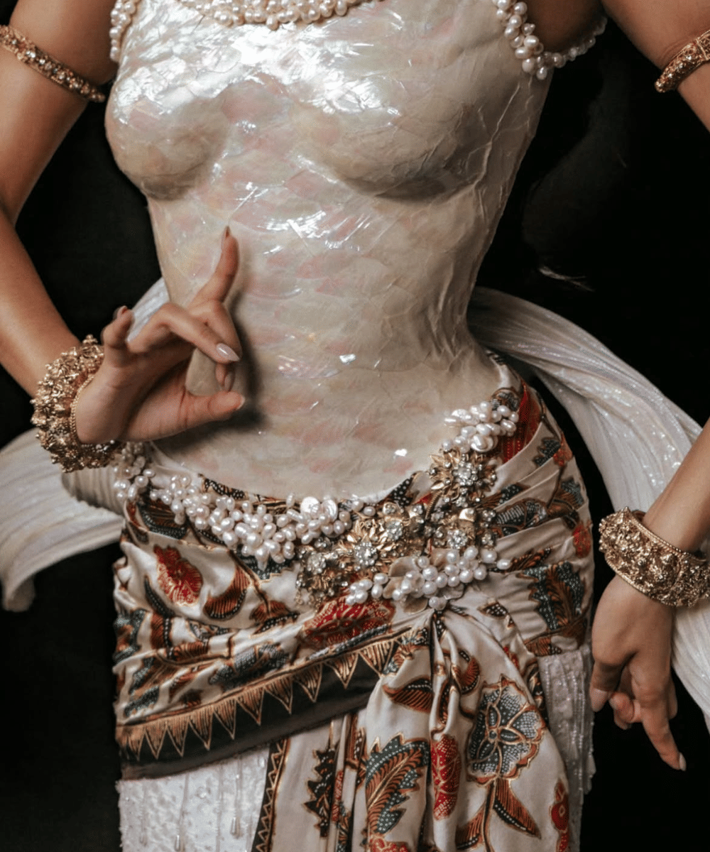 Detail bodice tegas bernuansa mutiara