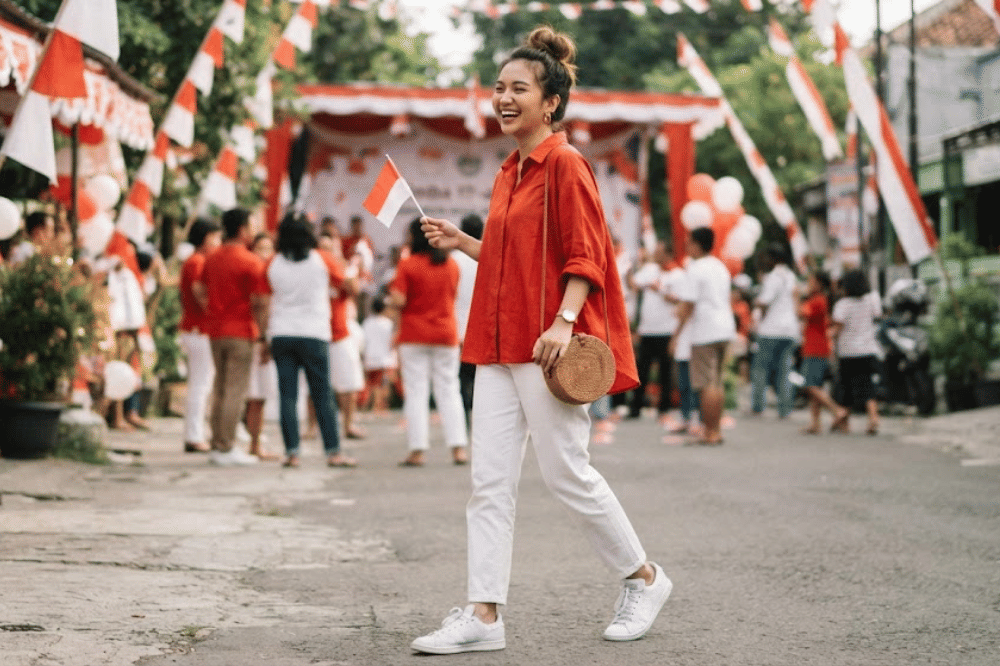 Padu padan blus merah dan celana putih kasual