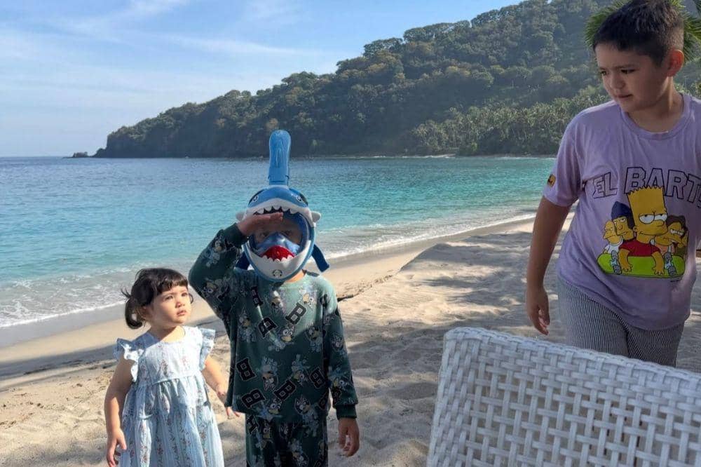 Foto lucu Hagia liburan di Lombok 6