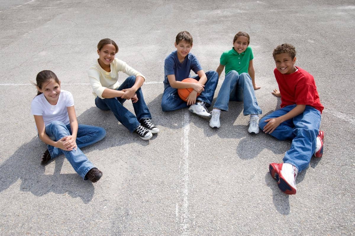 Bermain basket bersama teman