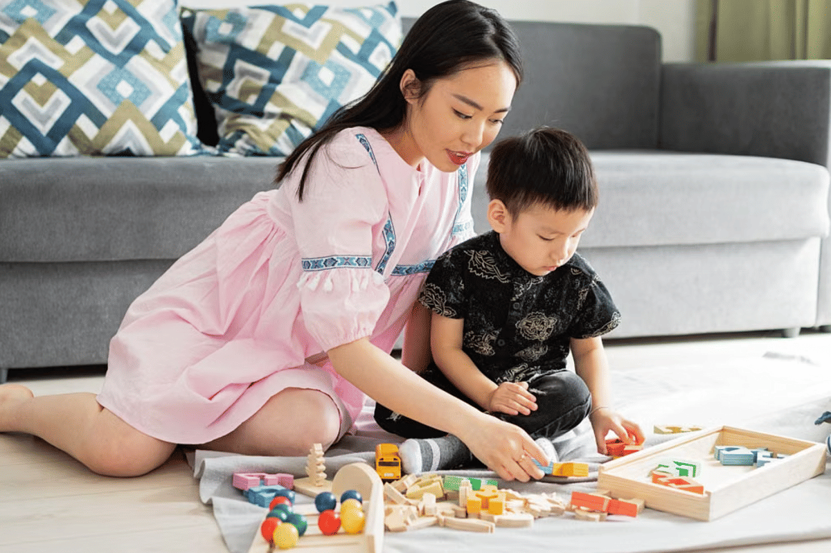 Temani anak hingga mereka mau melakukan instruksi tersebut