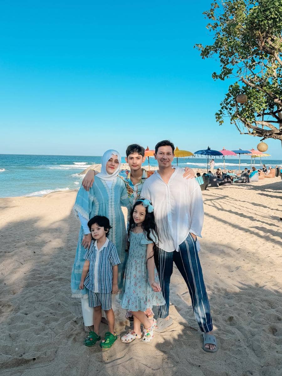 Inspirasi OOTD keluarga ala Fairuz A Rafiq dan Sonny Septian 