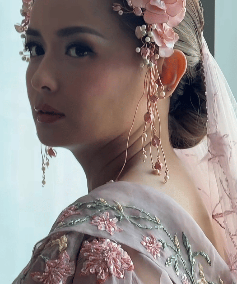 Inspirasi look serba pink ala Joanna Alexandra di hari pernikahan (3)