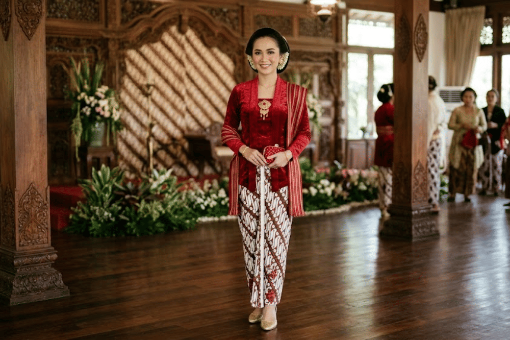 Kebaya kutubaru merah klasik dan kain batik putih