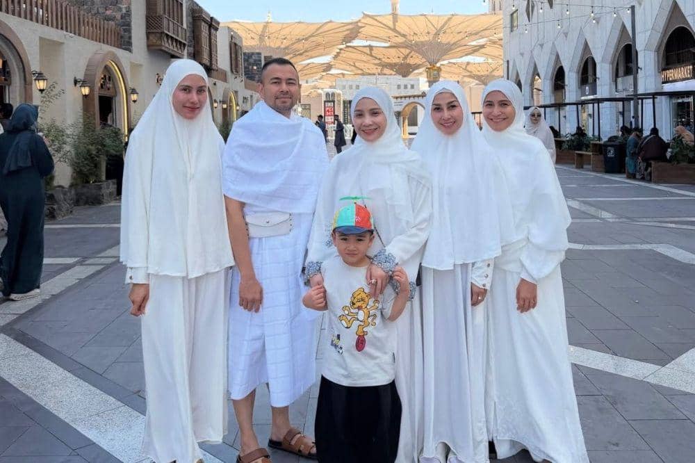 Doa Rayyanza di depan Ka'bah 3
