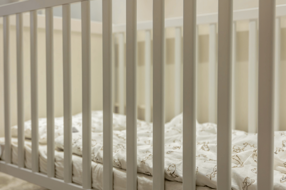 Singkirkan barang yang tidak perlu dari kasur bayi