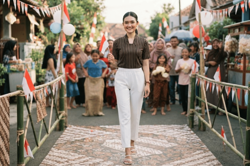 Blus tenun lurik khas Jawa berkerah shanghai