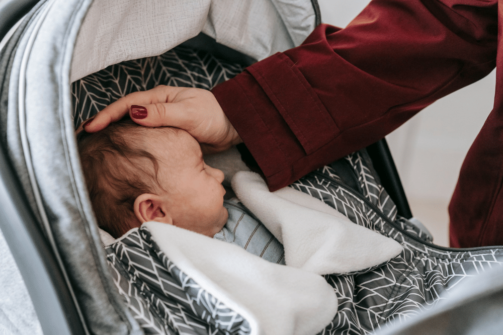 Tips Aman Mengajak Bayi Keluar saat Cuaca Panas