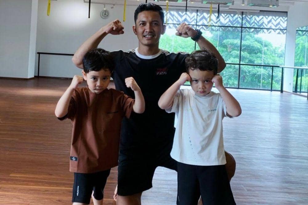 Gaya lucu Rayyanza belajar boxing 3