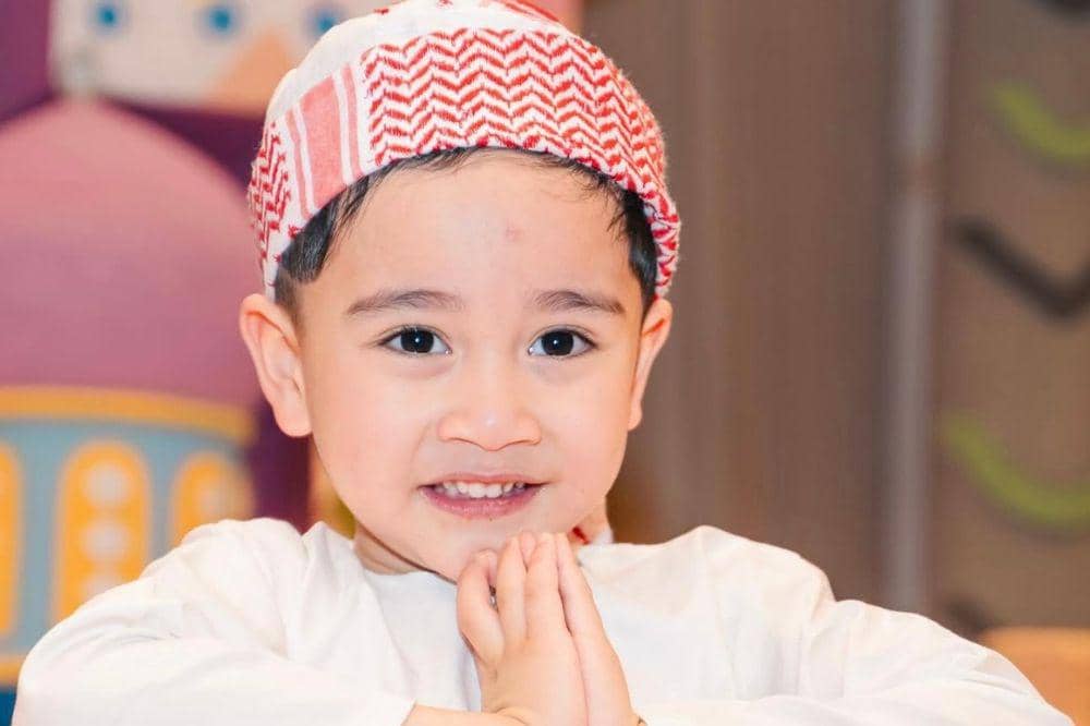 Doa Rayyanza di depan Ka'bah 1