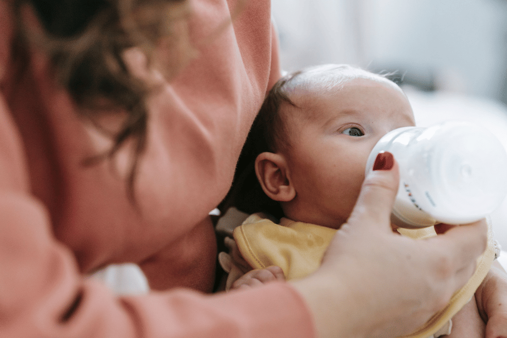 Pastikan bayi cukup menyusu sebelum tidur