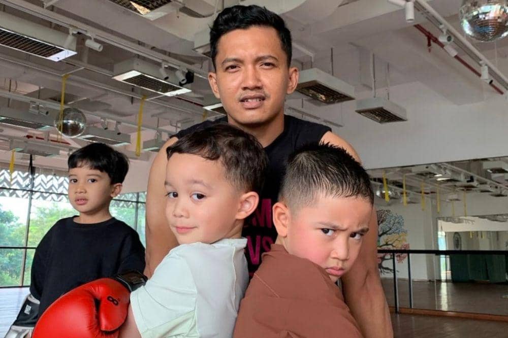 Gaya lucu Rayyanza belajar boxing 1