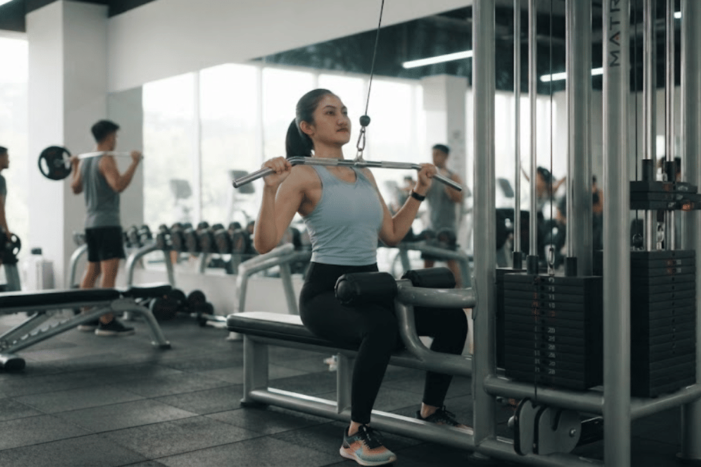 Latihan menggunakan lat pulldown