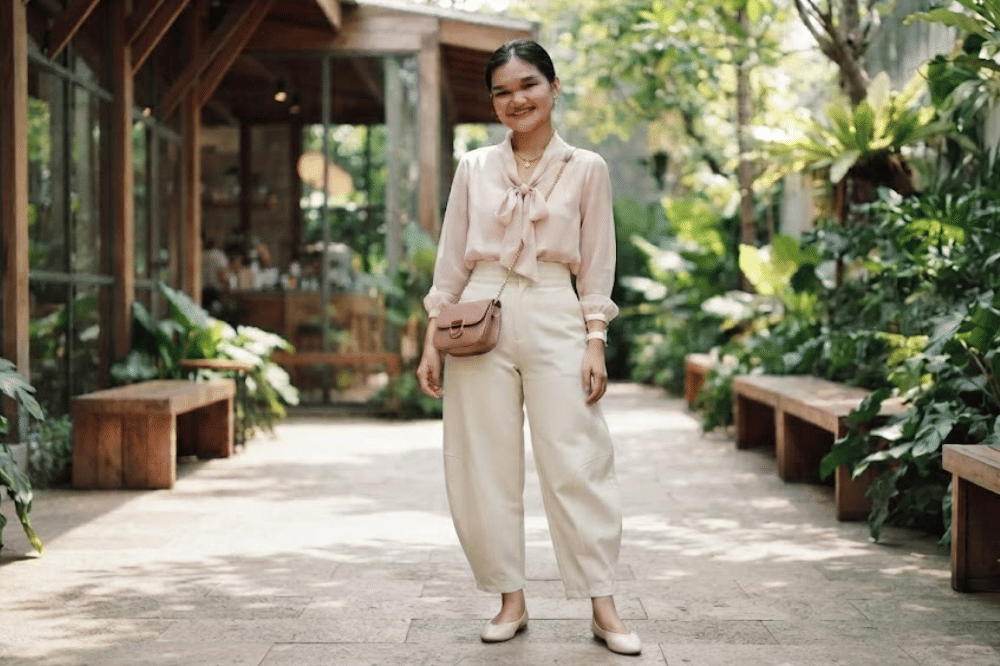 Nuansa feminin lewat blus pita manis