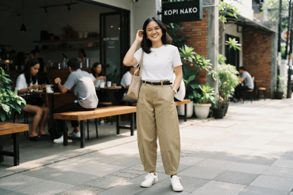 Padu padan simpel dengan kaus polos