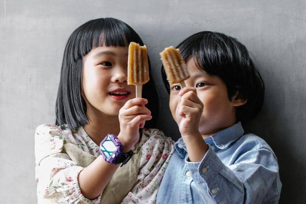 Aktivitas anak saat cuaca panas salah satunya membuat es loli dan smoothie