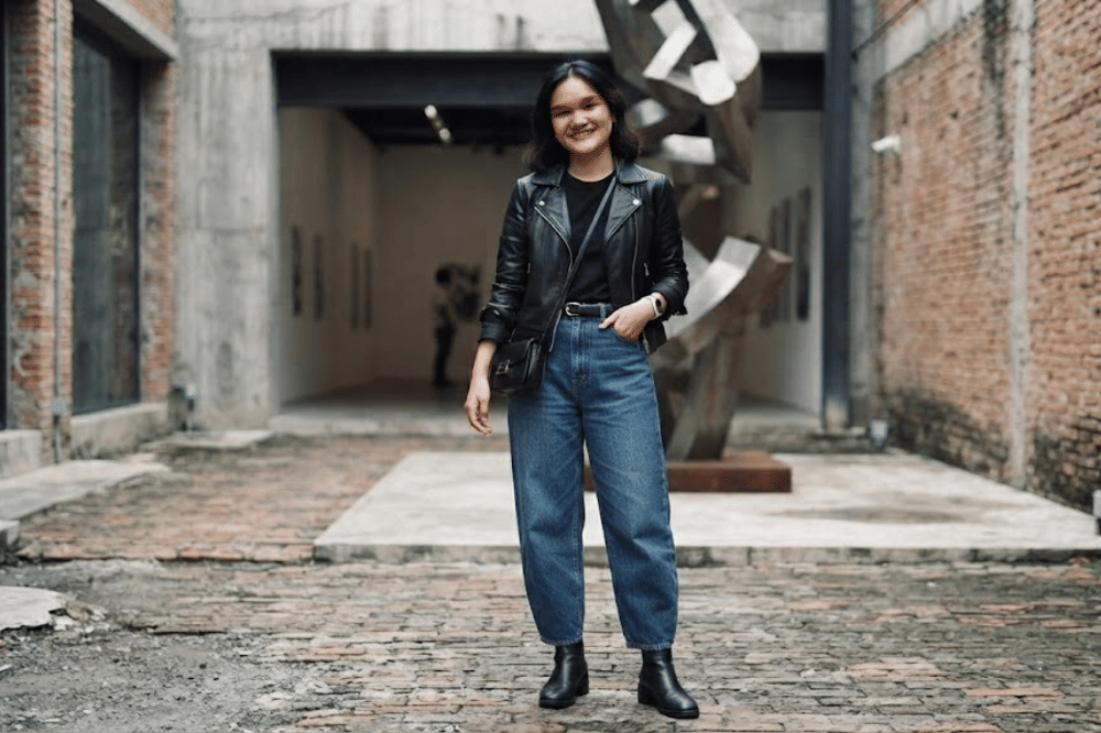 Gaya edgy dengan jaket kulit hitam